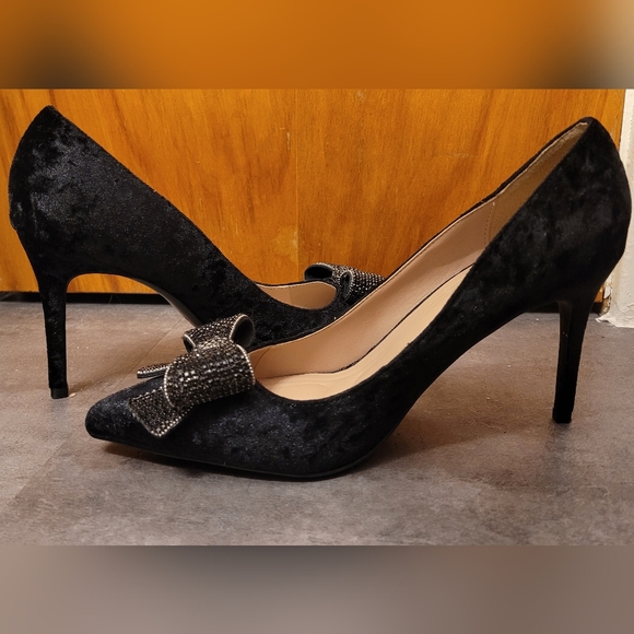 BCBGeneration Black Pointed Toe Bow Pumps with Rhinestone Detail Size 9US - Picture 5 of 9